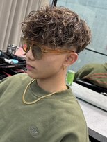 イーラ(era)&nbsp;スパイラルパーマメッシュ前下がりフェード眉毛