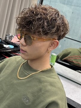 イーラ(era) スパイラルパーマメッシュ前下がりフェード眉毛