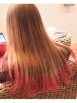 ヘアリゾート ちゅら(Hair Resort) ビビットなフラミンゴピンクでクリスマスカラー