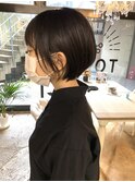 黒髪ショート耳掛けまとまりくびれ低め