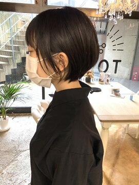 ショートオンリーサロントス(short only salon TOSS) 黒髪ショート耳掛けまとまりくびれ低め