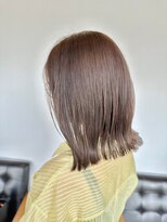 アパートメントヘアー&nbsp;外ハネ切りっぱなしボブベージュ艶カラー