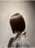 ナチュラルブラウンのツヤ感で魅せる切りっぱなしボブ/髪質改善