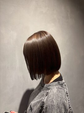 エスケープ トゥ ボナ(ESCAPE to bona.) ナチュラルブラウンのツヤ感で魅せる切りっぱなしボブ/髪質改善