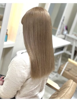 カリーナ(CARINA) ハイトーンカラー／くすみベージュ