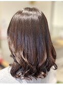 お出かけ前に毛先に動きをつけて、上品で華やかなスタイルに