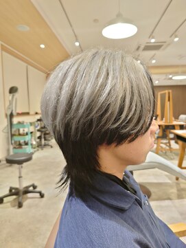 ビスポーク(BESPOKE) 韓国風センターパート表面ホワイト束感マッシュウルフ