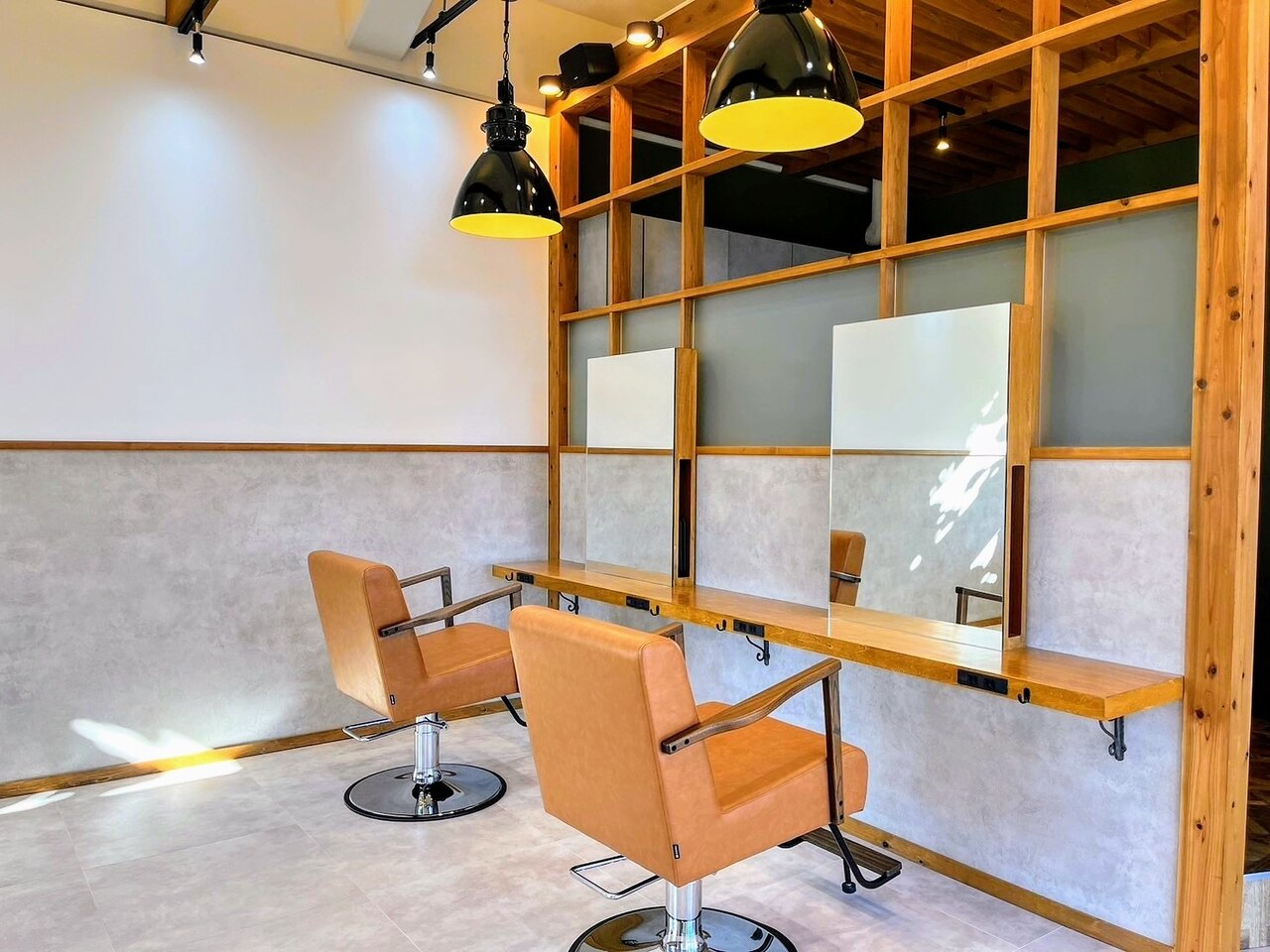 美容室木製店舗カウンター 淡いクリーム色【本日限定最終値下げ】 アグ ヘアー クラム 高知高須店(Agu hair kulam