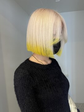 イェッカ パビル(YECCA pabil) ブロンドからイエローの裾カラー(ブリーチ2回)