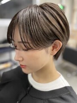 エミリアン(eMi lian) 大人可愛い20代30代小顔前下がりショートボブ丸みショート耳かけ