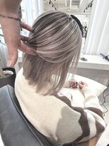 リノバイアクネ(lino by ACNE)&nbsp;ホワイトシルバーシャドールーツ×切りっぱなしロブ