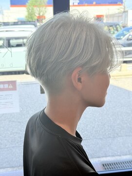 ケーオーエスビューティー(K O S beauty) センター分け×ホワイト