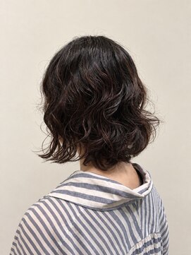 ウミト(Umito) 根元ウェーブパーマ×朝5分の肩ラインボブ