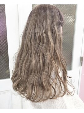 ベティ(Bettie) 透明感たっぷりのクリーミーベージュ