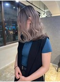 ウェーブ巻きが似合うバレイヤージュ_ホワイトアッシュラベ_