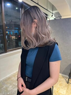 メリー オオサカ(Merly Osaka) ウェーブ巻きが似合うバレイヤージュ_ホワイトアッシュラベ_