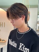 ハチ(HACHI)&nbsp;流れる前髪とダウンパーマで韓国風に