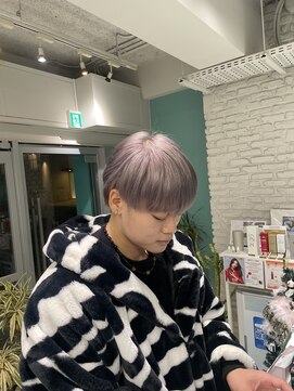 リーホリエ(Lee Horie) 明るいカラーで肌映えするスタイル