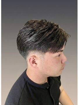 ウエストサイドカットクラブ(West Side Cut Club) センターパートテーパーフェード