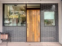 デン(den)の雰囲気（本物の木を使ったオシャレな扉が自慢の外観です☆）