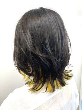 ジウ 上通り(JIU) くびれ外ハネボブ黒髪暗髪×ハイトーンイエローインナーカラー