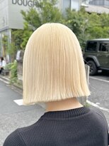 フリーラ 表参道(freera) ホワイトブロンド 美髪 イメチェン 外ハネボブ ワイドバング