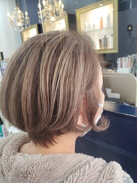 丹下陽子美容室 白髪を活かしたデザイン