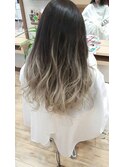ブラックからホワイトへ。完成系グラデーション