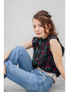 ラエディ(Laedi) サイド編み込み×ハーフアップヘアアレンジ