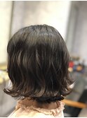 カーキグレージュマッシュショートボブフェザーバングヘナ(所沢)
