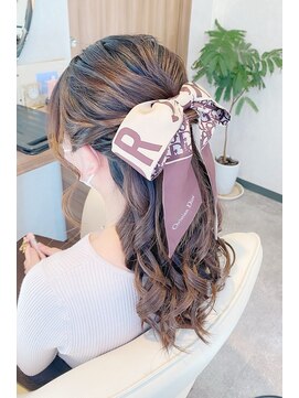 ララルーモ スタジオ(LaLarOomo STUDIO) 【JR新宿東口3分西武新宿駅直結】ビッグリボンのハーフアップ