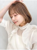 イメチェン厚めバング耳かけフォギーベージュ毛先パーマミディ
