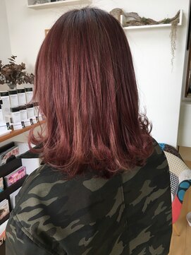 フェリーク(feerique) 個性派カラーの外ハネミディアム