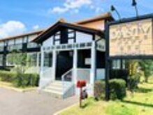 アンティークで大きな看板と赤いポストが特徴です