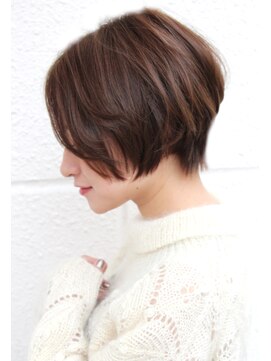 レウナ 外苑前(Reuna) 30代、40代人気 黒髪でも可愛くお手入れ簡単ニュアンスショート