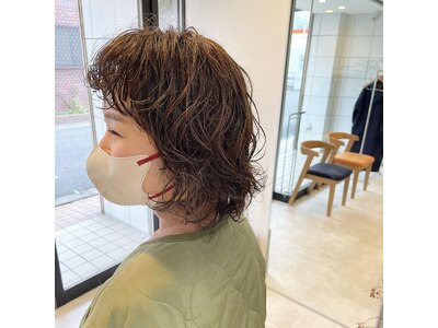 くるくるパーマヘアも似合わせて可愛いく♪