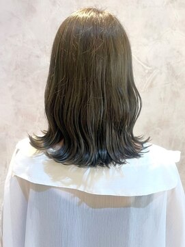 ダブルバイグリッター(W by GRITTERs) オリーブベージュ 寒色系カラー 外ハネミディアム 透明感