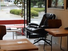 ソウ バイ ルアウ(SOU by LUAU)の雰囲気（当店1階はレコードを聞きながらゆったりできるカフェ blooms◎）