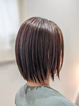 ウィスカーヘアー(whisker hair) ストレートレイヤーボブ