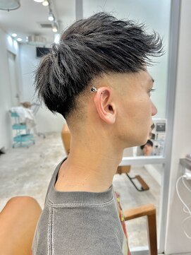 ロミーオム 本厚木(ROMMY. Homme) 刈り上げツーブロックフェードアップバングショートメンズヘア