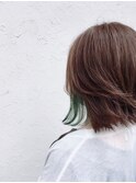 マットグリーンのインナーカラーボブ