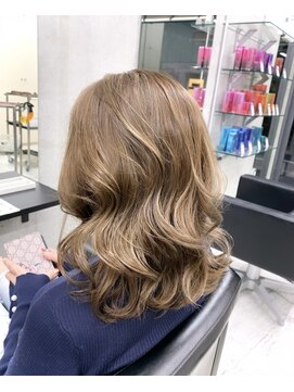 ステアケース 武蔵小杉店(stair:case) 明るめベージュハイライト白髪ぼかしミディアムヘア