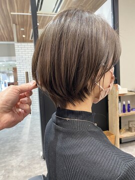 アドラーブル ココロ 新潟(adorable CoCoLo) 似合わせ小顔カット透明感アッシュ前下がり耳掛け丸みボブ