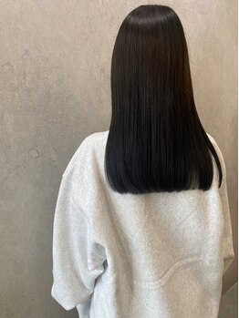 まっすぐ過ぎないナチュラルな仕上がりに！ダメージレスにこだわり、髪の内部に栄養を閉じ込めた美髪へ☆