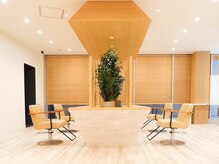 ボネッカ 鶴見(BONECCA)の雰囲気（2Fの内観。木目調をベースにリラックスできる解放感のある空間。）