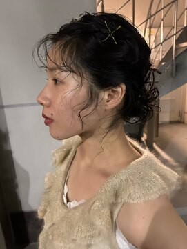 ペロ(pelo) タイトシニヨン×おくれ毛アレンジ
