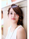 編み込みを使いサイドに下ろしたアレンジスタイル