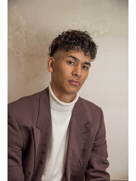 カムジーヘッドカミノウラ(COMEGHEAD KAMINOURA) スキンフェード＋パーマ　＃２ブロック＃刈上げ＃メンズカット