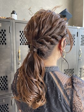 アチーブリス(achieve Liss) ヘアセットゆるふわ大人可愛いローポニーテール結婚式二次会