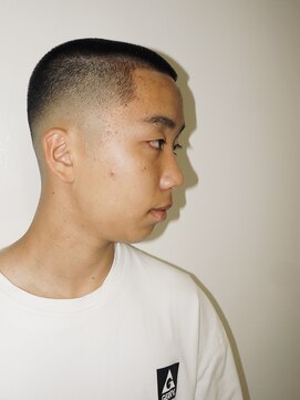 メリケンバーバーショップ トーキョー(MERICAN BARBERSHOP TYO) メンズカットバーバースタイルスパイキーショートフェードボウズ